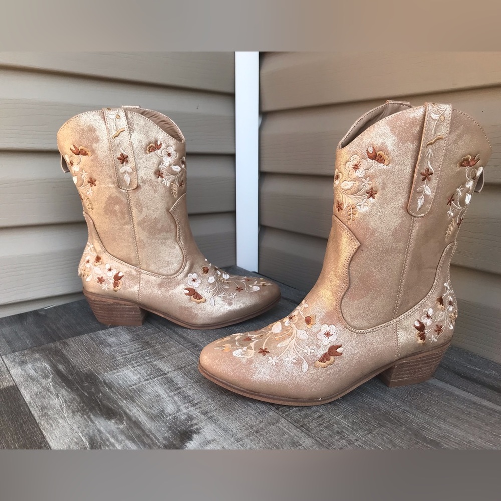 Amanda D'Laurie Golden Embroidered Bootie size 8